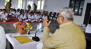 The Governor of Arunachal Pradesh Shri P.B. Acharya distributing food packets to indoor patients during his visit to the District Hospital, Tezu on 6th August�2017.